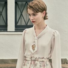 アンアナザーアンジェラス(an another angelus)の【洗える/セットアップ可能】ローズ刺繍ショールカラーネクタイブラウス