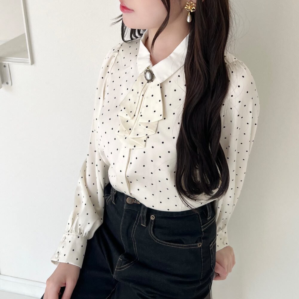 洗える】ブローチ付きドットブラウス | アンアナザーアンジェラス(an