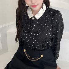 アンアナザーアンジェラス(an another angelus)の【洗える】ブローチ付きドットブラウス