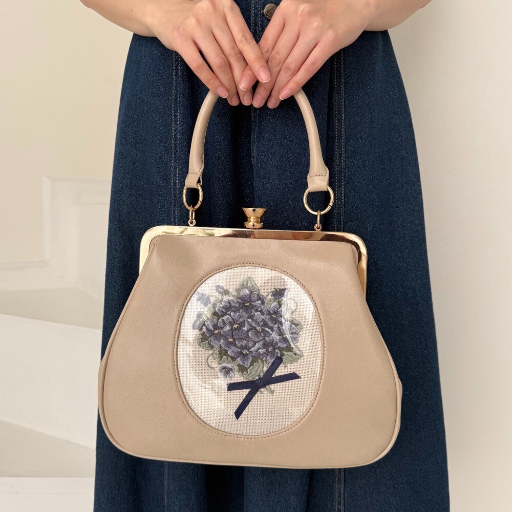 フレームスミレ刺繍がま口バッグ | アンアナザーアンジェラス(an