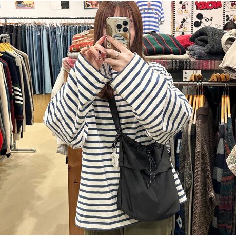 [^:RSN23029]DesignE}bgȃiCggh̋ВfUCBEǂȃX^CɂubNɃpR[h̃ANZgGoodBEN␫ʂɊ֌WȂĂJWAȃobOłBDetailERpNgȂ}`Ă茩ڈȏɎ[͂g蔲QBEJritŁA₦AirPodsȂǂ̃Czt\BEtgɂ2̃I[v|Pbg͂Ɏo̎[ɁEwʂɂ̓t@Xi[t|PbgBEAEghA`bNȈh[R[hANZgBStylingEJWAAtH[}ƂǂȃR[fBl[gɂ}b`fUCBEoT⃍bNTAÒȂǁAs̃gbvXƑocOIEXg[gAm[RAAS[vRAAX|[c~bNXAY2KAȂł܂IEj킸gpł郆jZbNXȃACełBV_[Xgbv:60cm`117cmR[f摜̃L[z_[̓f̂ߕt܂