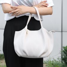 ベース(BASE)の【500mlペットボトル収納可】ラウンド型 プリーツデザイン トートバッグ