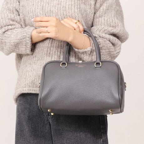 VviȃfUCŃV[YXŎg2wayobOpointEV{C^AJ[tU[gpA~j}Ȃ獂̂dオɁBE_uwbht@Xi[ŊԌ傫JAg̏oꂪyɂĂ܂BEV_[Xgbvtł̗̓prɉāA΂ߊ|ƂĂgp\BEgh̃~j{Xg͗lXȃV[AƂoɂ劈􂷂ACełByCHRISTIAN VILLAz1980NɃC^Ã~mŒaNX`BBt@bVƊEŊ􂷂Ƒ̌Ɉ炿AȃC^AlfUCi[̉ŃC^[VbvsA2010NɎgƂȂobORNV𔭕\BNVbNȌ`ƐꂽIȃfUCƂ̃oXɒaނ̃X^C͕iׂȃfBe[؂ɂtF~jȏׂ̈̃fUCɔfĂ܂ByJ[tU[Ƃ́zv̈ŁA6ȓ̎q̊v̂ƁBď_炩ALׂ̂Ŋ炩ȎG肪y߂܂BӁɃfP[gȑfނłBv\ʂ͈|▀Cɂ菝tՂ̂ŁA舵ɂ͏\ӉB܂AiiɐɎアfނׁ̈AGȂ悤ɏ\ӉB݂c鋰ꂪ܂BiEV_[XgbvtE|PbgFt@Xi[|Pbg~1EA4Ήi22~31cm)F~Ezi10~20cmjFZEybg{gi500mljFZEybg{gci500mljF~îCɓo^ @n[g}[NNbNIJ[̍ēגʒmAZ[m点܂BVbv̂Cɓo^ @ViēגʒmȂǁAȏ󂯎邱Ƃł܂B[^:CH05136]