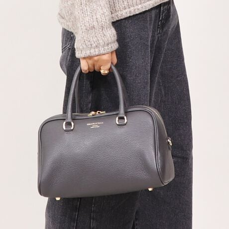 VviȃfUCŃV[YXŎg2wayobOpointEV{C^AJ[tU[gpA~j}Ȃ獂̂dオɁBE_uwbht@Xi[ŊԌ傫JAg̏oꂪyɂĂ܂BEV_[Xgbvtł̗̓prɉāA΂ߊ|ƂĂgp\BEgh̃~j{Xg͗lXȃV[AƂoɂ劈􂷂ACełByCHRISTIAN VILLAz1980NɃC^Ã~mŒaNX`BBt@bVƊEŊ􂷂Ƒ̌Ɉ炿AȃC^AlfUCi[̉ŃC^[VbvsA2010NɎgƂȂobORNV𔭕\BNVbNȌ`ƐꂽIȃfUCƂ̃oXɒaނ̃X^C͕iׂȃfBe[؂ɂtF~jȏׂ̈̃fUCɔfĂ܂ByJ[tU[Ƃ́zv̈ŁA6ȓ̎q̊v̂ƁBď_炩ALׂ̂Ŋ炩ȎG肪y߂܂BӁɃfP[gȑfނłBv\ʂ͈|▀Cɂ菝tՂ̂ŁA舵ɂ͏\ӉB܂AiiɐɎアfނׁ̈AGȂ悤ɏ\ӉB݂c鋰ꂪ܂BiEV_[XgbvtE|PbgFt@Xi[|Pbg~1EA4Ήi22~31cm)F~Ezi10~20cmjFZEybg{gi500mljFZEybg{gci500mljF~îCɓo^ @n[g}[NNbNIJ[̍ēגʒmAZ[m点܂BVbv̂Cɓo^ @ViēגʒmȂǁAȏ󂯎邱Ƃł܂B[^:CH05136]