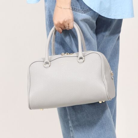 VviȃfUCŃV[YXŎg2wayobOpointEV{C^AJ[tU[gpA~j}Ȃ獂̂dオɁBE_uwbht@Xi[ŊԌ傫JAg̏oꂪyɂĂ܂BEV_[Xgbvtł̗̓prɉāA΂ߊ|ƂĂgp\BEgh̃~j{Xg͗lXȃV[AƂoɂ劈􂷂ACełByCHRISTIAN VILLAz1980NɃC^Ã~mŒaNX`BBt@bVƊEŊ􂷂Ƒ̌Ɉ炿AȃC^AlfUCi[̉ŃC^[VbvsA2010NɎgƂȂobORNV𔭕\BNVbNȌ`ƐꂽIȃfUCƂ̃oXɒaނ̃X^C͕iׂȃfBe[؂ɂtF~jȏׂ̈̃fUCɔfĂ܂ByJ[tU[Ƃ́zv̈ŁA6ȓ̎q̊v̂ƁBď_炩ALׂ̂Ŋ炩ȎG肪y߂܂BӁɃfP[gȑfނłBv\ʂ͈|▀Cɂ菝tՂ̂ŁA舵ɂ͏\ӉB܂AiiɐɎアfނׁ̈AGȂ悤ɏ\ӉB݂c鋰ꂪ܂BiEV_[XgbvtE|PbgFt@Xi[|Pbg~1EA4Ήi22~31cm)F~Ezi10~20cmjFZEybg{gi500mljFZEybg{gci500mljF~îCɓo^ @n[g}[NNbNIJ[̍ēגʒmAZ[m点܂BVbv̂Cɓo^ @ViēגʒmȂǁAȏ󂯎邱Ƃł܂B[^:CH05136]