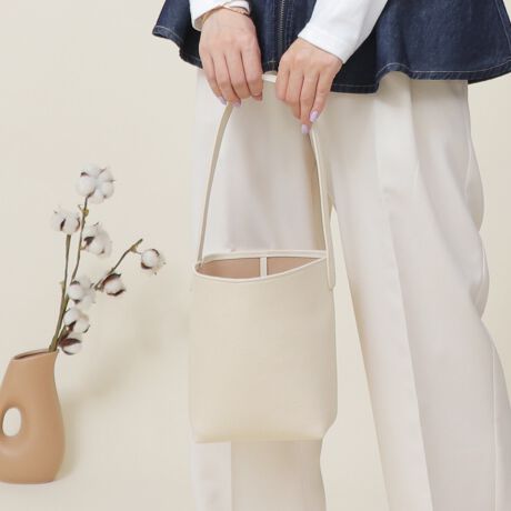 fނɂ㎿Ȗ{vobOpointEfC[g͂AʋΒʊwobOƂĂg₷VvȃfUCBERpNgłȂc^ioPc^jȂ̂őeʂꂵ|CgIECobOtȂ̂ŁA̒ŃoƎ[ł܂BĚ̕RׂΒg邱ƂȂSIEg[gobOV_[obOƂĂǂȃX^COɂQiiCobO𔲂ԁjECobOtEA4Ήi22~31cm)F~Ezi10~20cmjFEybg{gi500mljFEybg{gci500mljF~fpʐ^͎BeɂAۂ̃J[ƑقȂꍇ܂B\߂Bi̐F̖ڈ́AiP̂̉摜QƂBîCɓo^ @n[g}[NNbNIJ[̍ēגʒmAZ[m点܂BVbv̂Cɓo^ @ViēגʒmȂǁAȏ󂯎邱Ƃł܂B[^:19731]