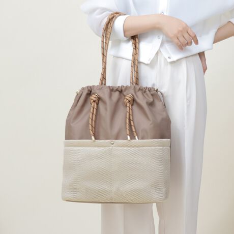 R[hnȟуfUCIȃg[gobOBpointEOʂ̃|Pbg̓bVfނňّfނ̑gݍ킹́BEA4TCY[\ȑeʃTCYBEOnhȂ̂Ōɂ|₷ʋ΁AʊwɂIXXEԌ͋В^CvȂ̂ő傫J̕o₷BEtgɂ͕֗|PbgQtĂ̂ŃX}zȂǂ̎[ɕ֗BEɂ|Pbg3tĂ̂ŏ̎[ɁBEiȌ򊴂̃iCfނlJWAX^CɃsb^ȃfUCBiEO|PbgFI[v|Pbg~2E|PbgFt@Xi[|Pbg~1AI[v|Pbg~2EA4Ήi22~31cm)FEzi10~20cmjFEybg{gi500mljFEybg{gci500mljFfpʐ^͎BeɂAۂ̃J[ƑقȂꍇ܂B\߂Bi̐F̖ڈ́AiP̂̉摜QƂBîCɓo^ @n[g}[NNbNIJ[̍ēגʒmAZ[m点܂BVbv̂Cɓo^ @ViēגʒmȂǁAȏ󂯎邱Ƃł܂B[^:99001]