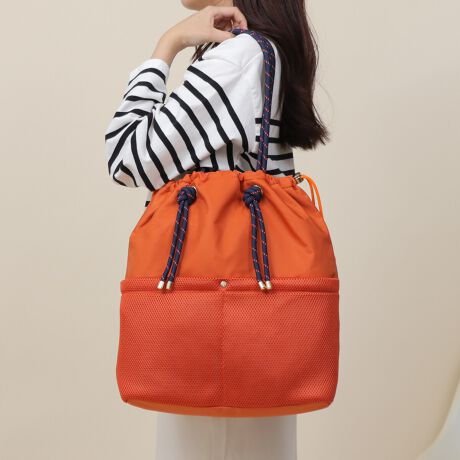 R[hnȟуfUCIȃg[gobOBpointEOʂ̃|Pbg̓bVfނňّfނ̑gݍ킹́BEA4TCY[\ȑeʃTCYBEOnhȂ̂Ōɂ|₷ʋ΁AʊwɂIXXEԌ͋В^CvȂ̂ő傫J̕o₷BEtgɂ͕֗|PbgQtĂ̂ŃX}zȂǂ̎[ɕ֗BEɂ|Pbg3tĂ̂ŏ̎[ɁBEiȌ򊴂̃iCfނlJWAX^CɃsb^ȃfUCBiEO|PbgFI[v|Pbg~2E|PbgFt@Xi[|Pbg~1AI[v|Pbg~2EA4Ήi22~31cm)FEzi10~20cmjFEybg{gi500mljFEybg{gci500mljFfpʐ^͎BeɂAۂ̃J[ƑقȂꍇ܂B\߂Bi̐F̖ڈ́AiP̂̉摜QƂBîCɓo^ @n[g}[NNbNIJ[̍ēגʒmAZ[m点܂BVbv̂Cɓo^ @ViēגʒmȂǁAȏ󂯎邱Ƃł܂B[^:99001]