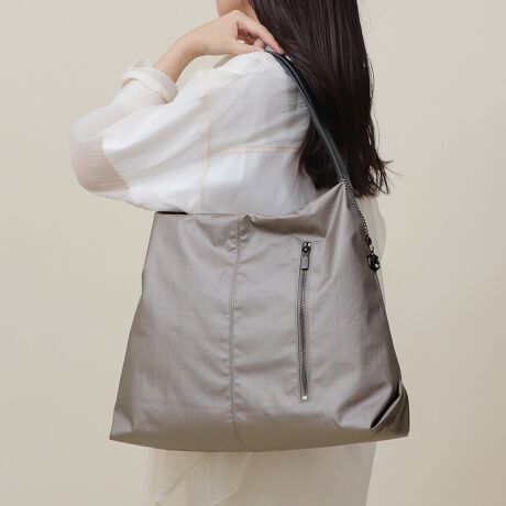 iȌ򊴂lJWAɃsb^ȃiCg[gobOBpointEA4TCY[\ȑeʃTCYBEiCfނȂ̂ŌyʂȂ̂|CgBEV_[xg̓tFCNU[fނŃJWAȂۂɁBEOʂɂ̓X}zTCỸ|PbgtBEɂ|Pbg3tĂ̂ŏ̎[֗EJ[oG[VŃIIt킸gp܂BEobOɃANZg^Ă郍S`[tBiEO|PbgFt@Xi[|Pbg~1E|PbgFt@Xi[|Pbg~1AI[v|Pbg~2EA4Ήi22~31cm)FEzi10~20cmjFEybg{gi500mljFEybg{gci500mljFfpʐ^͎BeɂAۂ̃J[ƑقȂꍇ܂B\߂Bi̐F̖ڈ́AiP̂̉摜QƂBîCɓo^ @n[g}[NNbNIJ[̍ēגʒmAZ[m点܂BVbv̂Cɓo^ @ViēגʒmȂǁAȏ󂯎邱Ƃł܂B[^:99033]