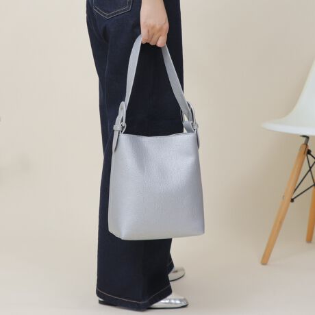 ghCNȃnhQWAYXNGAV_[obOBE߉\ȃV_[2^CvtBE500ml̃ybg{gƋMdiȂǂ鏬傫Ȃ悢TCYB(`4[s)Ewʂ̊Oɂ̓t@Xi[|PbgĂ̂ŌgтȂǂTbƎ[BEɂ̓I[v|Pbg~2At@Xi[|Pbg~1Ă̂ŏ̎[ɂ֗BEԌ̓}Olbg^CvŎo₷̂|CgBEobO{̂Ɠfނ̃xgŁAVvȂANZgɁBiEV_[RtEO|PbgFt@Xi[|Pbg~1E|PbgFt@Xi[|Pbg~1AI[v|Pbg~2EA4Ήi22~31cm)F~Ezi10~20cmjFEybg{gi500mljFEybg{gci500mljFfpʐ^͎BeɂAۂ̃J[ƑقȂꍇ܂B\߂Bi̐F̖ڈ́AiP̂̉摜QƂBîCɓo^ @n[g}[NNbNIJ[̍ēגʒmAZ[m点܂BVbv̂Cɓo^ @ViēגʒmȂǁAȏ󂯎邱Ƃł܂B[^:94095]