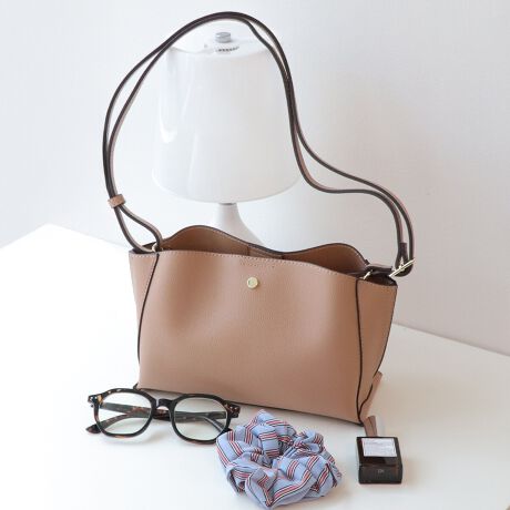 ybg{głTCYŁAłɃsb^ȃnhobOBpointEz̓TCYłłɃsb^EC[͖ʂ̖LXy[XŁA500ml̃ybg{g錩ڈȏ̎[́BEOɂ|PbgtOwŒ̕𐮗₷̂|CgBEobO㕔͏炵͋CoȐVGbgBEɂ͂|PbgƕʂɃ|Pbg2PtBE΂ߊ|⌨|܂ŁADȒɒ߉\ȃV_[fUCBEx[VbNȃJ[oCJ[fUC܂ŖLxȃJ[oG[VBEV{̂tFCNU[gpĂ̂ŏCɂȂɂBcoordinateELxȃJ[WJŁAX^CO̕߂}`ɂ܂BEtFCNU[fނgpĂ̂ŁAꂢڂȃX^CɂiEO|PbgFȂE|PbgFt@Xi[|Pbg~1AI[v|Pbg~1EJF}Olbg{^EA4Ήi22~31cm)F~Ezi10~20cmjFEybg{gi500mljFEybg{gci500mljF~fpʐ^͎BeɂAۂ̃J[ƑقȂꍇ܂B\߂Bi̐F̖ڈ́AiP̂̉摜QƂBîCɓo^ @n[g}[NNbNIJ[̍ēגʒmAZ[m点܂BVbv̂Cɓo^ @ViēגʒmȂǁAȏ󂯎邱Ƃł܂B[^:99127]