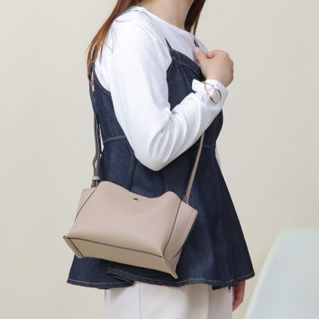 ybg{głTCYŁAłɃsb^ȃnhobOBpointEz̓TCYłłɃsb^EC[͖ʂ̖LXy[XŁA500ml̃ybg{g錩ڈȏ̎[́BEOɂ|PbgtOwŒ̕𐮗₷̂|CgBEobO㕔͏炵͋CoȐVGbgBEɂ͂|PbgƕʂɃ|Pbg2PtBE΂ߊ|⌨|܂ŁADȒɒ߉\ȃV_[fUCBEx[VbNȃJ[oCJ[fUC܂ŖLxȃJ[oG[VBEV{̂tFCNU[gpĂ̂ŏCɂȂɂBcoordinateELxȃJ[WJŁAX^CO̕߂}`ɂ܂BEtFCNU[fނgpĂ̂ŁAꂢڂȃX^CɂiEO|PbgFȂE|PbgFt@Xi[|Pbg~1AI[v|Pbg~1EJF}Olbg{^EA4Ήi22~31cm)F~Ezi10~20cmjFEybg{gi500mljFEybg{gci500mljF~fpʐ^͎BeɂAۂ̃J[ƑقȂꍇ܂B\߂Bi̐F̖ڈ́AiP̂̉摜QƂBîCɓo^ @n[g}[NNbNIJ[̍ēגʒmAZ[m点܂BVbv̂Cɓo^ @ViēגʒmȂǁAȏ󂯎邱Ƃł܂B[^:99127]