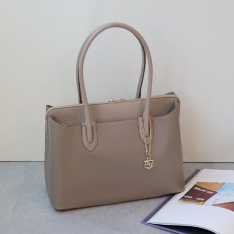 lJWAȃiC~U[g[gobOpointEA4TCYΉŒʋ΁EʊwobOɂsb^BE[ɕ֗3w\ŁAOʂƔwʂɃ}OlbgJ̃|PbgtBEiȔ̂iCƃV{̂郌U[iȕ͋Co܂BEV_[xgtŁA|E΂ߊ|ƂĂg܂BcoordinateEJWA炫ꂢ߃X^C܂ŕLV[Ŋ􂵂܂BiEO|PbgF}OlbgJ|Pbg~2(OʁAw)E|PbgFt@Xi[|Pbg~1AI[v|Pbg~2EA4Ήi22~31cm)FEzi10~20cmjFEybg{gi500mljFEybg{gci500mljFfpʐ^͎BeɂAۂ̃J[ƑقȂꍇ܂B\߂Bi̐F̖ڈ́AiP̂̉摜QƂBîCɓo^ @n[g}[NNbNIJ[̍ēגʒmAZ[m点܂BVbv̂Cɓo^ @ViēגʒmȂǁAȏ󂯎邱Ƃł܂B[^:99061]