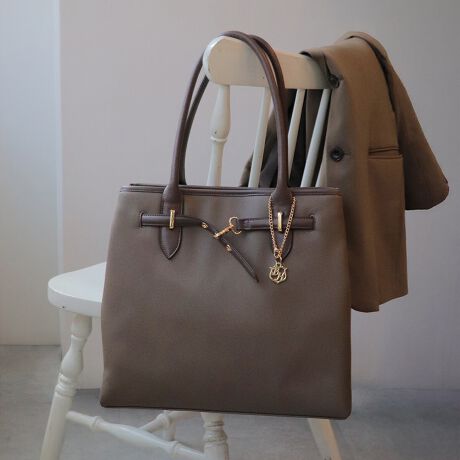 tg̃xgfUCANZgɂȂg[gobOBpointEꂢ߂ȈۂȂxgfUCghvXĂ܂BEB5TCỸm[gTCYŁAIIt킸L􂵂Ă܂BEobO3w\ŁÃ|Pbg̓X}zȂǎ[ɕ֗BEɂ|Pbg3tŁAg₷QBEقȂfފ̃tFCNU[̃pCsOfUC|CgɁBcoordinateEx[VbNȃJ[WJłꂢ߃X^CɃsb^BiEO|PbgFȂE|PbgFt@Xi[|Pbg~1AI[v|Pbg~2EA4Ήi22~31cm)F~Ezi10~20cmjFEybg{gi500mljFEybg{gci500mljFfpʐ^͎BeɂAۂ̃J[ƑقȂꍇ܂B\߂Bi̐F̖ڈ́AiP̂̉摜QƂBîCɓo^ @n[g}[NNbNIJ[̍ēגʒmAZ[m点܂BVbv̂Cɓo^ @ViēגʒmȂǁAȏ󂯎邱Ƃł܂B[^:99109]