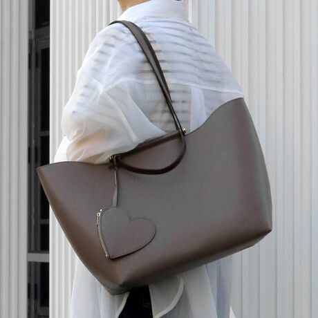 lC̃CX^O}[wyunaxlƂ̃R{ACeIA4TCYΉ̃VvŏiȃVGbgɁA|[`ƂĂgn[g^̃~j`[Y炵g[gobOBîoʋ΁Eʊw܂ŕLgAfUCg蔲Q̃ACełBA4TCYΉ̑傫߂̃TCYŁA[łeʃfUCB1.A4TCYΉA4TCỸt@C܂傫߂̃TCYŁAG⏑ނȂǂ܂Ȃ邱ƂȂ^тłLX[B̑500mlybg{gicj[Ⓑzۂ[\B2.2ނ̒̃nht蕔2ނ̒̃nh炨D݂̒gpfUCłB̕t]dlɂȂĂAgȂ̃nh͉ɉĂ̂ŁA|̍ۂSzȂB܂ɂ̓S[h̃J[̗pčvXB3.CobOtobÕJ[ɍ킹ñCobOtBzn̂肵ɁA}`tĂ̂ŌڈȏɎ[͔QB܂Aɂ̓t@Xi[~1I[v~1̃|PbgtŁÃCobOłɏ̐\Bt@Xi[ŕ|[`ɂȂĂ̂ŁAMdi̊Ǘɂ߂łB4.ו̏oꂪ₷傫߂̊ԌԌ̓}OlbgJŁAKobƑ傫Ĵŉו̏oyXBA4t@CX[YɏołAXgXt[BCobOoĎ[Xy[XLgƂł̂ŁAו̗ʂ傫ɍ킹ĂD݂̏ԂŎgpł܂B5.ɂ2|Pbgt傫߂̃t@Xi[|Pbg~1AI[v|Pbg~1tł悭gX}zRXނȂǂĎ[邱Ƃł܂B|PbggpΏނobOŖqɂȂSzȂ6.\ȒttĂ̂ŁAobOɉȂԂłfUCłBobO̒̉וTEƌɂA֎qɒuĊmFł̂͊|CgB7.~j|[`^n[g`[tn[g̃`[͂Ƃ[łt@Xi[̃~j|[`ƂĂgp\BO\Ȃ̂ŁA`[P̂ł̎gpAobOVvɎłAWȂ炲gp܂B------------------------------------TCYVGbgȂǎg₷łȂgLC߁hghvfꂽ͓IȃACeBfC[gp\ȃfUCȂ̂ON/OFF킸劈ԈႢȂBʋ΁EʊwAwAƎȂǍsCxg̍ۂɂgp܂B-----------------------------iECobOtEO|PbgFȂE|PbgFt@Xi[|Pbg~1AI[v|Pbg~1EA4Ήi22~31cm)FEzi10~20cmjFEybg{gi500mljFEybg{gci500mljFfpʐ^͎BeɂAۂ̃J[ƑقȂꍇ܂B\߂Bi̐F̖ڈ́AiP̂̉摜QƂBîCɓo^ @n[g}[NNbNIJ[̍ēגʒmAZ[m点܂BVbv̂Cɓo^ @ViēגʒmȂǁAȏ󂯎邱Ƃł܂B[^:94083]