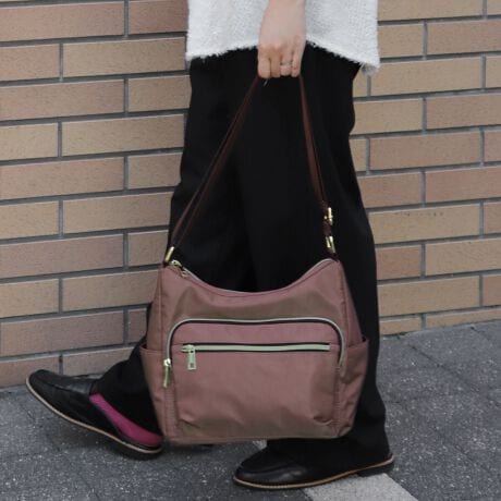 yʂŕigɃsb^ȃTCỸiCV_[obOBpointE}`15cm̂ŁAڈȏ̑eʂŕigɃsb^BEx[VbN|CgJ[܂ŃJoLxBEVvȃfUCŕLX^Cɍ킹₷BE悢򊴂̂iCfނŁAJWAȂۂɁBE傫ȊԌŒ̕o₷̂|CgBETChɂ|Pbg2tĂ̂ŁAX}zȂǃTbƎo̎[ɕ֗BiEO|PbgFt@Xi[|Pbg~3ATChI[v|Pbg~2E|PbgFt@Xi[|Pbg~1AI[v|Pbg~2EA4Ήi22~31cm)F~Ezi10~20cmjFEybg{gi500mljFEybg{gci500mljF~fpʐ^͎BeɂAۂ̃J[ƑقȂꍇ܂B\߂Bi̐F̖ڈ́AiP̂̉摜QƂBîCɓo^ @n[g}[NNbNIJ[̍ēגʒmAZ[m点܂BVbv̂Cɓo^ @ViēגʒmȂǁAȏ󂯎邱Ƃł܂B