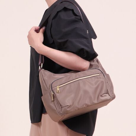 yʂŕigɃsb^ȃTCỸiCV_[obOBpointE}`15cm̂ŁAڈȏ̑eʂŕigɃsb^BEx[VbN|CgJ[܂ŃJoLxBEVvȃfUCŕLX^Cɍ킹₷BE悢򊴂̂iCfނŁAJWAȂۂɁBE傫ȊԌŒ̕o₷̂|CgBETChɂ|Pbg2tĂ̂ŁAX}zȂǃTbƎo̎[ɕ֗BiEO|PbgFt@Xi[|Pbg~3ATChI[v|Pbg~2E|PbgFt@Xi[|Pbg~1AI[v|Pbg~2EA4Ήi22~31cm)F~Ezi10~20cmjFEybg{gi500mljFEybg{gci500mljF~fpʐ^͎BeɂAۂ̃J[ƑقȂꍇ܂B\߂Bi̐F̖ڈ́AiP̂̉摜QƂBîCɓo^ @n[g}[NNbNIJ[̍ēגʒmAZ[m点܂BVbv̂Cɓo^ @ViēגʒmȂǁAȏ󂯎邱Ƃł܂B