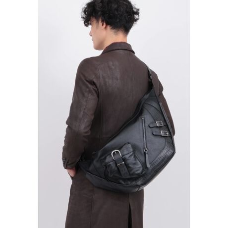 [^ԁF2002201][DESIGN] ݊fBe[ƍ𕹂AّfރRrl[ṼV_[obOB C{fBɂ͗̊̂VNG{X{vgpAdȃNR_CG{X̋vʒnƂđgݍ킹邱ƂŁA\LȎ̃RgXgoB tg̗̃|Pbg2Axgp[cfUC̃ANZgƂȂAGbW̌[hȑ݊܂B tWtt@Xi[΂߂ɐ؂荞܂ꂽWbv|PbgȂǁAוɂ܂łfUC͂łB [TEXTILE] {̂ɂ͋vVNG{XU[Aʒnɂ͋vNR_CG{XU[gpB wʂꕔp[cɂ́AłȂ₩ȃiCNXzAxƌyʐAw₷𗼗B fނꂼ̓oX̗ǂRrl[VɎdグĂ܂B