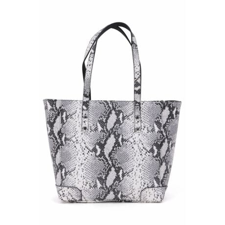 [^ԁF2002190][DESIGN>] Xl[Ň^ƃAȃ_ChpC\vgڂ䂭AGbWBȃg[gobOB  A4TCYƎ܂pIȗeʂȂAI[o[ɂȂȂX}[gȃTCYŁAfC[[XɂœKB  nh͖25cmƒ߂ɐ݌vĂAAE^[̏ォł|₷dlB  gl[h}[g炵n[hȃfjX^CAmg[ł܂Ƃ߂~j}R[f̃ANZgƂĂ􂵂܂B  [MATERIAL] {̂ɂ́A㎿ȋvɃXl[N^ƃ_ChpC\vg{AOWA[ƃCh𗼗B  @ׂȃG{XHɂ艜ŝeNX`[oAVvȂ瑶݊̂Ȃ܂ɁB