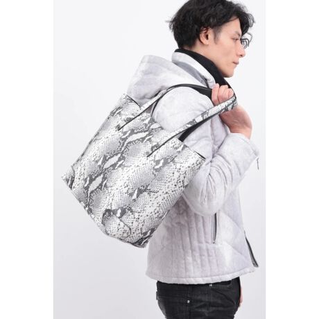 [^ԁF2002190][DESIGN>] Xl[Ň^ƃAȃ_ChpC\vgڂ䂭AGbWBȃg[gobOB  A4TCYƎ܂pIȗeʂȂAI[o[ɂȂȂX}[gȃTCYŁAfC[[XɂœKB  nh͖25cmƒ߂ɐ݌vĂAAE^[̏ォł|₷dlB  gl[h}[g炵n[hȃfjX^CAmg[ł܂Ƃ߂~j}R[f̃ANZgƂĂ􂵂܂B  [MATERIAL] {̂ɂ́A㎿ȋvɃXl[N^ƃ_ChpC\vg{AOWA[ƃCh𗼗B  @ׂȃG{XHɂ艜ŝeNX`[oAVvȂ瑶݊̂Ȃ܂ɁB