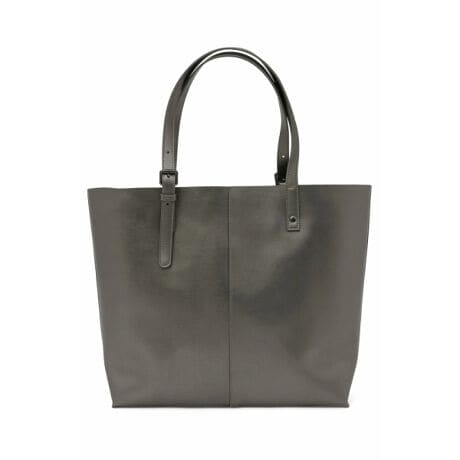 [^ԁF1700438]yDESIGNz 悢傫ŁAJWArWlX܂ŕLV[Ŏg₷g[gobNłB CJ̓t@Xi[dlɂĂׁAhƖʂłSłB nh̓xgɂȂĂ3iK̒ɒ߂łړ͌|A莝ƈaȂgpł܂B  yTEXTILEz ̂܂܂ł͌鋍v2ɍ킬A|E^R[eBO{ǂ򊴂̂XvbgU[łB R[eBO邱Ƃɂ蝛߁AȒPȑfނłB