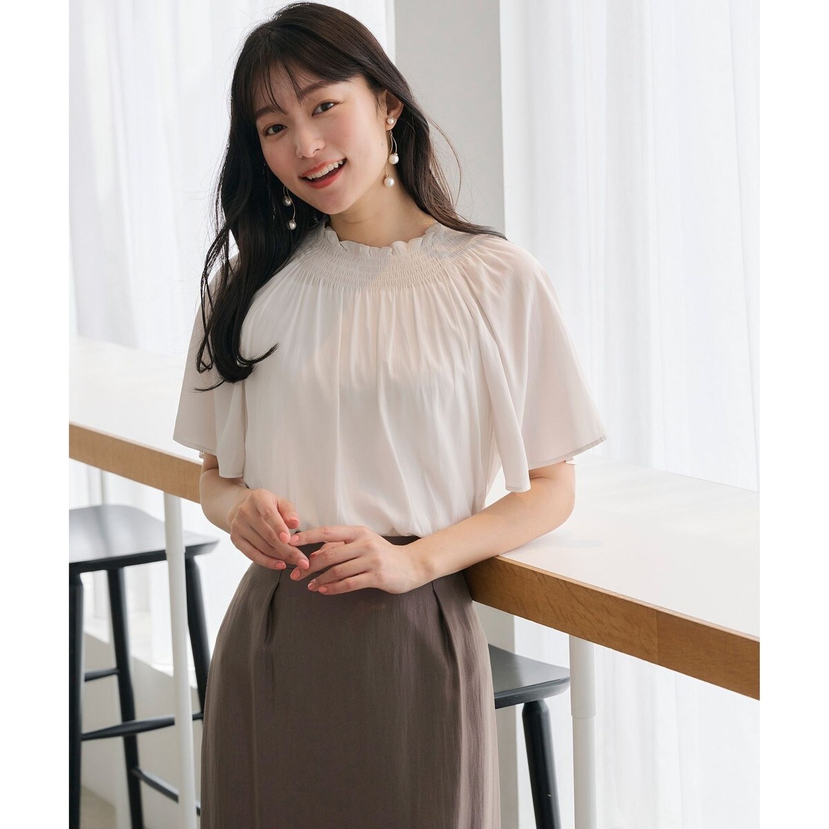 ☆ELLE エリー☆シャーリングカフスブラウス【ホワイト】 新品未使用 Aletta vita ブラウス 螺鈿ボタン ノーカラー シャーリング