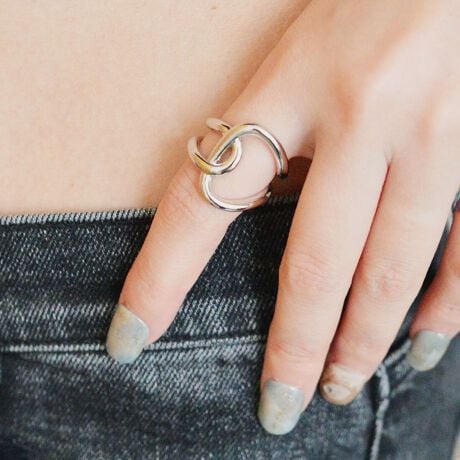 NX~AjCȃfUCȂꊴ𐶂ރOrbO`[tő݊𖣂ĂfUCB莝̃VvȃOƏd˕tAĩR[fɕtłȈۂɁB1{łƑ݊As[Ă܂BVo[ES[h@2F̃J[oG[VłBTCY\ȃt[OƂȂ܂BItBXñWPbgX^C炫ꂢ߃t@bVAXg[gnA؍t@bVAY2KAlXȃWɍ킹₷ALV[Ɋ􂵂܂BAM[ΉANZT[i̓jbPt[ƂȂ܂BAM[NɂfނgpĂ܂AׂĂ̕ɃAM[NȂƂ񑩂̂ł͂܂Bystyiro accessoryz̖킭킭ʂĂ܂B "styiro"Ƃ́AtXŉMӖystylozƍʁyiroz킹sʁiFjMẗӂ̑B w̃R[fBl[gɂAFM̔JƂ̂킭킭悤ȋCxƂӖ߂Ă܂BႤobOAႤANZT[AႤwAAW ÃX^CmV[Cɍ킹vf肰Ȃ邻ȑl̂߂̃uhłB摜̏i̓TvłBۂ̏iƐFAdlAHATCYAfޓ኱قȂꍇ܂Bi摜́A̓p\RȂǂ̉{ɂAۂ̐FƈقȂČꍇ܂B\߂B[^:405-0891]