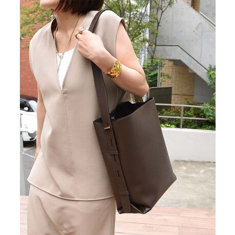 ꂽVvfUCBd؂ŋ@\l̃V_[obO2025AWVFFAC{[VvX^CbVȃfUC͂̃V_[obOBʂ̂ȂtHƏ㎿ȃtFCNU[̎Al̕iiĂ܂BobOɂ͎d؂肪AA4TCYۂ܂eʐ݌vBd̏ނ̕Ki𐮗ڂ₷Ag̗ǂQłBOɂ͕֗ȃ|PbgtŁAX}zpXP[XȂǂoACeX[YɎ[ł܂BV_[Xgbv͒߉\ŁARɃJX^}CYł̂|CgB|A΂ߊ|ǂłg܂BV[ɍ킹Ďg閜\obOʋ΁AVbsOAJWAȂo܂ŁAǂȃV[ɂYobOłB^E[X͂AItBXJWAɂ}b`J[WJiubNEg[vjpӂĂ܂BPUU[Ƃͥ_炩ƂG肪ŁA{vɋ߂ڂƎ̍/vłB{vî悤ȓʂȂ͕Kv܂BϐɗDĂ邱ƂłAJȂǂ̐Ă̓̊ȂǂŉĂ܂ۂɂ́A炩zŐ@ĂȂǊȒPȃeiXsĂƂ蒷邱Ƃ\łBAR[Ȃǂ܂܂n܂͗򉻂𑁂߂邱ƂɌq܂̂łӂBystyiroz̖킭킭ʂĂ܂B "styiro"Ƃ́AtXŉMӖystylozƍʁyiroz킹sʁiFjMẗӂ̑B w̃R[fBl[gɂAFM̔JƂ̂킭킭悤ȋCxƂӖ߂Ă܂BႤobOAႤANZT[AႤwAAW ÃX^CmV[Cɍ킹vf肰Ȃ邻ȑl̂߂̃uhłBAR[≖fnȂǂ̏ŁEۉtiɕtƁAFϐFEV~ꍇ򉻂𑁂߂錴ɂȂ܂̂łӂB摜̏i̓TvłBۂ̏iƐFAdlAHATCYAfޓ኱قȂꍇ܂Bi摜́A̓p\RȂǂ̉{ɂAۂ̐FƈقȂČꍇ܂B\߂BipׂɁAAeV^OEl[KmF̏AGiJAȂǁjɂgpFFڂ̌ƂȂꍇ܂̂ŁA戵ɂ͏[ӂB[^:024-7901]