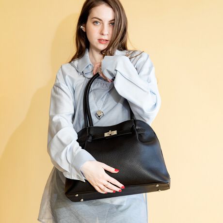 rWlXV[ł̎g₷ƃX^CbVȃfUC˔g[gobOEOʂ̃xgfUCANZgƂȂAX^CbVȈۂ^܂BẼC[Ɨ̂|PbgɂAނm[gPCAȂǂ𐮗Ď[ł܂BEA4TCY̏ނm[gPC[\ŁArWlXACe܂Ƃ߂Ď^ׂ܂BE{v̂悤ȏ㎿PUU[gpAƌyʐ𗼗Ă܂BELoXmixJ[͌yʂŒʋCɗDꂽLoXn̗pAJWAȈۂ^܂BEOɑ傫ȃ|PbgzuApɂɎgpACȅoꂪX[YłBEC[͍LXƂĂAߗނ⏑ށA^ubgȂǂ̎^тɓKĂ܂BErWlXV[ł͏ނm[gp\R̎^тɁAsX|[cV[ł͈ߗނV[Y̎[ɍœKłBystyiroz̖킭킭ʂĂ܂B "styiro"Ƃ́AtXŉMӖystylozƍʁyiroz킹sʁiFjMẗӂ̑B w̃R[fBl[gɂAFM̔JƂ̂킭킭悤ȋCxƂӖ߂Ă܂BႤobOAႤANZT[AႤwAAW ÃX^CmV[Cɍ킹vf肰Ȃ邻ȑl̂߂̃uhłBAR[≖fnȂǂ̏ŁEۉtiɕtƁAFϐFEV~ꍇ򉻂𑁂߂錴ɂȂ܂̂łӂB摜̏i̓TvłBۂ̏iƐFAdlAHATCYAfޓ኱قȂꍇ܂Bi摜́A̓p\RȂǂ̉{ɂAۂ̐FƈقȂČꍇ܂B\߂BipׂɁAAeV^OEl[KmF̏AGiJAȂǁjɂgpFFڂ̌ƂȂꍇ܂̂ŁA戵ɂ͏[ӂB[^:164-1351]