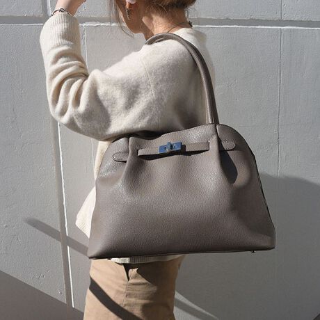 rWlXV[ł̎g₷ƃX^CbVȃfUC˔g[gobOEOʂ̃xgfUCANZgƂȂAX^CbVȈۂ^܂BẼC[Ɨ̂|PbgɂAނm[gPCAȂǂ𐮗Ď[ł܂BEA4TCY̏ނm[gPC[\ŁArWlXACe܂Ƃ߂Ď^ׂ܂BE{v̂悤ȏ㎿PUU[gpAƌyʐ𗼗Ă܂BELoXmixJ[͌yʂŒʋCɗDꂽLoXn̗pAJWAȈۂ^܂BEOɑ傫ȃ|PbgzuApɂɎgpACȅoꂪX[YłBEC[͍LXƂĂAߗނ⏑ށA^ubgȂǂ̎^тɓKĂ܂BErWlXV[ł͏ނm[gp\R̎^тɁAsX|[cV[ł͈ߗނV[Y̎[ɍœKłBystyiroz̖킭킭ʂĂ܂B "styiro"Ƃ́AtXŉMӖystylozƍʁyiroz킹sʁiFjMẗӂ̑B w̃R[fBl[gɂAFM̔JƂ̂킭킭悤ȋCxƂӖ߂Ă܂BႤobOAႤANZT[AႤwAAW ÃX^CmV[Cɍ킹vf肰Ȃ邻ȑl̂߂̃uhłBAR[≖fnȂǂ̏ŁEۉtiɕtƁAFϐFEV~ꍇ򉻂𑁂߂錴ɂȂ܂̂łӂB摜̏i̓TvłBۂ̏iƐFAdlAHATCYAfޓ኱قȂꍇ܂Bi摜́A̓p\RȂǂ̉{ɂAۂ̐FƈقȂČꍇ܂B\߂BipׂɁAAeV^OEl[KmF̏AGiJAȂǁjɂgpFFڂ̌ƂȂꍇ܂̂ŁA戵ɂ͏[ӂB[^:164-1351]