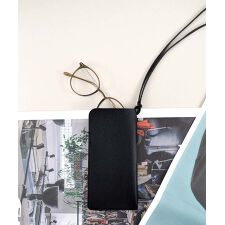 首から下げられる眼鏡ケース/ストラップ