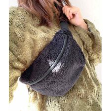 スタイロ(styiro)のもこもこボディバッグ