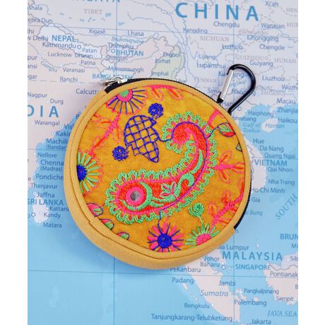 Discover Handicraft, Original Round Pouchy Eۃ|[` India z҂y֗ɂȂ悤ɁAE炢낢ȌLȑfނāÂЂTCY̊ۂ|[`܂Bg̉̂傱Ƃ̂ɂ҂łB́A؂₩ȃCh̎hJngpBJritŁAg̉̏ނICԌȂǂ̃J[hނ̂ɕ֗ȃACeB̂ɋ悤B̏i1_1_ElɂƂȂ܂Bׁ̈An̎ɂ蕿̔zu`EFȂǌ̍܂Bi摜͈łBj炩߂BAmina Collection Co.,LTD.[^:IAKP2210]