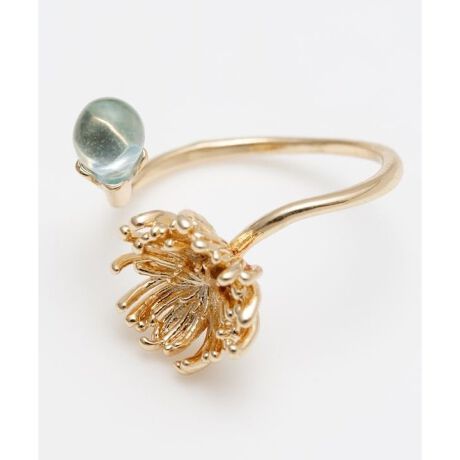 [^ԁF7CNZ0301-2024]̓{̉Ԃ`[tɂOB̂悤ɃNAȐF̃r[YhA؂₩Ɏwʂ܂B