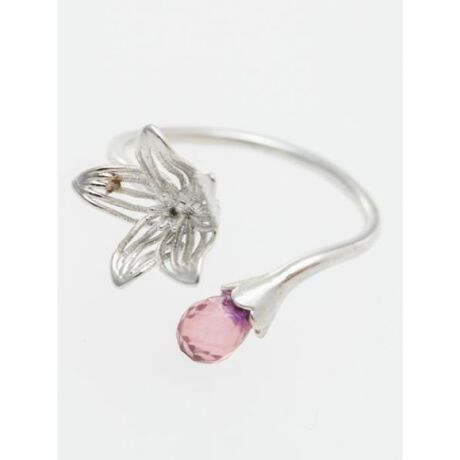 [^ԁF7CNZ0301-2024]̓{̉Ԃ`[tɂOB̂悤ɃNAȐF̃r[YhA؂₩Ɏwʂ܂B