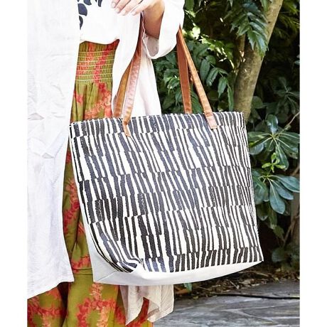 [^ԁFYCYP4102-2025]|ōX^vӖuIwJpv`ꂽ傫߂̃obOB􉽊w͗lɃnC̓`܂B}`Leʂ̃obÓAyʑfނŌyAt@Xi[E|PbgtBtXe[W⃌bXAfC[gɂ߁BƂ̑gݍ킹iȃfUC͓IłB