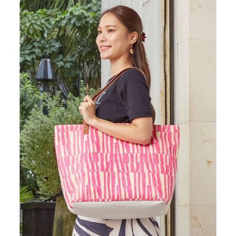 [^ԁFYCYP4102-2025]|ōX^vӖuIwJpv`ꂽ傫߂̃obOB􉽊w͗lɃnC̓`܂B}`Leʂ̃obÓAyʑfނŌyAt@Xi[E|PbgtBtXe[W⃌bXAfC[gɂ߁BƂ̑gݍ킹iȃfUC͓IłB