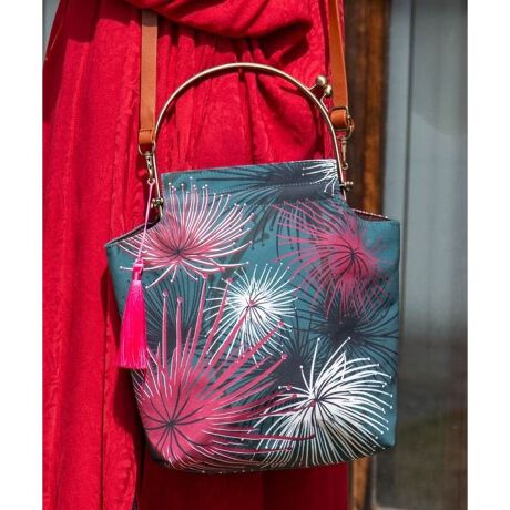 [^ԁF7CEP5202-2025]ɍ炭ԁXfUCV_[obOB莝obOƂĂ͂AV_[obOƂĂg2WAYdlB}`tŏc̒`VGbgȂ̂ŁA[͔QłB600ml̃ybg{gⒷzAσ|[`܂BV_[R͒߉\B|PbgtB