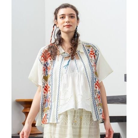 [^ԁFILL-5205-2025]قǂ悢̖ȑfނŁATVc̏ォ烉tɉHD郌C[hVcBEYxLX^̓`Z@ACJbghイŕ\BG͏_炩ABe[WACê悤ȃJ[ÓB݌̕Rwʂɂhイ{ĂAR[fBl[g̎ɂȂꖇB