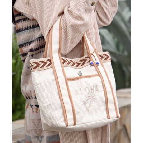 [^ԁF42VP5305-2025]e[vƃtFCNXG[h̃pCsOfUC̃~jg[gobOBtgƓɃ|PbgAƂĂ֗łB肰Ȃr[Ỹ`[ANZgɁB