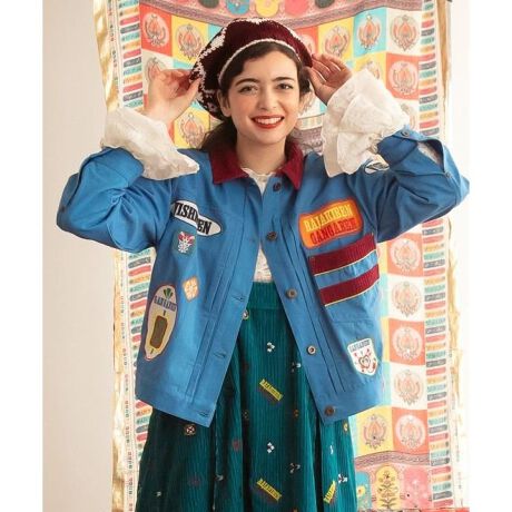 [^ԁFILL-5302-2025]ChAWX^ƃOW[g̏B̖AKVA̖ߑCXpCA󂯂JtWPbgBfjWPbg̃VGbgA|CgɔzuR[fCnfUC|CgBKVA̖ߑɎhJĂ郂`[t𒅑zɁAƖ▼OAu[hC[Wby̎hイU΂߂܂BJWAX^Cɍ킹₷A邾ŃR[fBl[g܂_B