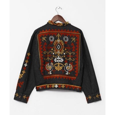 [^ԁFILL-5309-2025]ChAOW[g̃Jb`n̓`IȎhイ`[t㕗ɃAWB_ɎhイzuCpNgȃBe[W̃fjVcB͌g̃{^ŕ\Bpcƍ킹ZbgAbvR[fBl[g߂łBhイZ@ɂ̓Ch̃Ahイ̗pB̃R[fBl[gɃvX邾ŕ͋CAbvACełB