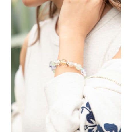 [^ԁF4CJZ6101-2025]nC̊C̋P߂悤ȃr[YuXbgBtK[̃JtȃfUC茳𖾂邭ʂ܂BnC̕ŃzkiE~Kj͑C̎_ƂÂɂ߂łB