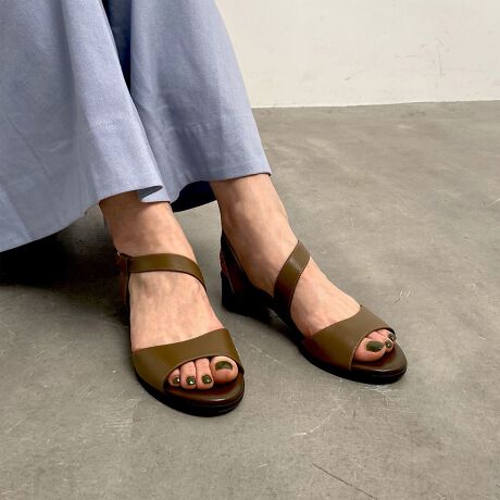 neue diffusion mCGfBt[WAVg[̃XgbvfUC|CgɂȂT_B[q[ł̃CYɌĂ܂Bq[ȕɂ߂̈ꑫłE߂̃[q[ň芴ESt̃XgbvŒEyIEVvȃfUCŗlXȃX^COƑ[^:ND24947]