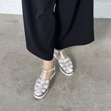 ƂtH͂̂܂܂ɁAîl͋̕CɎdグ܂BXj[J[̂悤ȗSnEڈȏɌyʂȃ\[ő^тyXłBE\[݂̍ɂłȐǂȂA₷iiɃAbv܂BEXgbvő܂łz[hĂ̂ň芴ob`łEXgbv̓tbN^CvŒEȒPA߂\łBÊ݂悢vgpĂ̂ŗΗقǓ݂܂BLR[fBlCgɍ킹₷AV[YXŒ􂵂ĂPłE\bNX킹Ƃ̑ob`Ȃ̂ŏtH܂Ŋy߂܂BEܐ悪łȂ̂ŃT_ɋȕɂIXXłBgh́uVo[v...ǂȃJ[Ƃǂ킹₷Vo[́AR[fBl[g̃XpCXƂĂƕ͋CςɂIXXłBi`Ōy₩Ȉۂ́uAC{[v...炵̂AC{[̓n[hAs[XXJ[gƂ̑łBԂ́uubNv...JWA烂[h܂ŕL􂵂ĂubŃAP͎ĂԃJ[łB[^:ND24381]