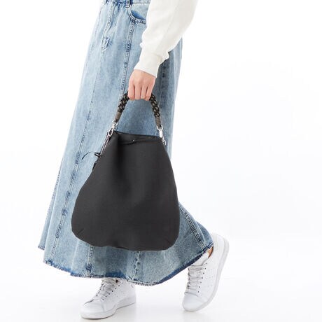 [^:24865]Charis(JX)̓tXŊ̗ǂA͂̂lɕt閼ÖBÔ悤ɋC͓IȃobOB}NƂ͌ČԈӖAÑォgĂZ@łB̋Z@g7Fg̃~bNXJ[nhƃp`O{EFbgX[cfނ}b`O܂BfނɃp`O{\ʂ͒ʋCǂɂfނłx[VbNȐFɊynh̐FgyŎĝɂȂ܂BEX}[gtHEzȂǕigוۂeʁBʋΎ̃TuobOƂĂ߂łBA4TCY[łg[gobO߂ƎO\ȃV_[XgbvtĂāADȃX^Cł܂BʋΎ̃TuobOƂĂXXBdȂ肪ȃg[gobOy₩ɂ悤fނƃTCYɍS܂BIItŎgfUC̓VvȂVv߂lXȃR[fɃtBbg܂BEFbgX[cfނgpy₩ȃV[Y~bNXJ[nhƃEFbgX[cfނ}b`OAyy₩ɎĂobOByʂŏvAKȎgSndđfނZNg܂B̂łȒPAp`O{Ă̂ŒʋCǂ̂łBnh2Fg̃~bNXJ[Ń|CgoBĎłZ@͏vłAɓ݂₷ŒԂ̂oɂœKłBVvǃVv߂ȂALR[fɎAڂV[YłB@|Pbg1