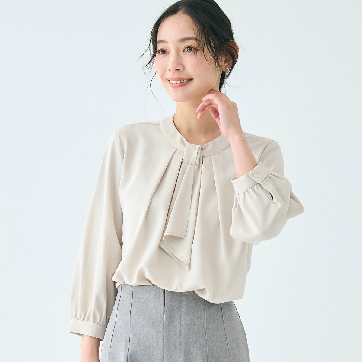 セレモニー】ボウタイ風アクセ付きブラウス 全2色 | コカ(coca