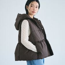 コカ(coca)のフード付きペプラム中綿ベスト 全4色