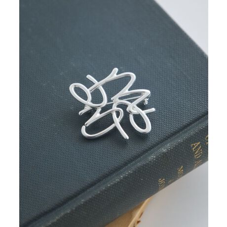 [^ԁF01000807400]@ׂȃCŕ`ꂽAiOu[`Bۂ݂̂镵͋C炵Amɂ͂XJ[tobOȂǂɂANZgƂĊ􂵂܂BX^CbVȃVo[ƏiȃS[h̃J[WJpӁBgpɂ͂AMtgƂĂ΂邨߂̃ACełBfp摜́A̓ŐFČꍇ܂Bg̃j^[ɂďi̐FČꍇ܂B