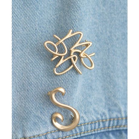 [^ԁF01000807400]@ׂȃCŕ`ꂽAiOu[`Bۂ݂̂镵͋C炵Amɂ͂XJ[tobOȂǂɂANZgƂĊ􂵂܂BX^CbVȃVo[ƏiȃS[h̃J[WJpӁBgpɂ͂AMtgƂĂ΂邨߂̃ACełBfp摜́A̓ŐFČꍇ܂Bg̃j^[ɂďi̐FČꍇ܂B